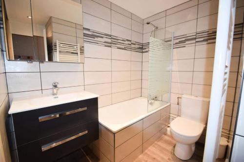 une salle de bain avec toilettes, lavabo et baignoire dans l'établissement Résidence Le France - Studio 3/4 pers - LE FRANCE - PLAGNE CENTRE MAE-6094, à Aime La Plagne