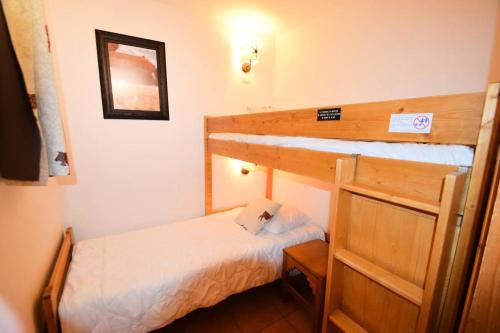 - une chambre avec 2 lits superposés et un miroir dans l'établissement Résidence Les Hauts Bois - Résidence de Standing 3 Pièces 6 pers - LES HAUTS BOIS - Piscine, parking MAE-7394, à La Plagne Tarentaise
