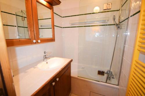 une salle de bain avec un lavabo et une douche dans l'établissement Résidence Les Hauts Bois - Résidence de Standing 3 Pièces 6 pers - LES HAUTS BOIS - Piscine, parking MAE-7394, à La Plagne Tarentaise