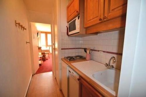 une cuisine avec un évier et un micro-ondes dans l'établissement Résidence Le France - Studio 3 pers - LE FRANCE - PLAGNE CENTRE MAE-9164, à Aime La Plagne
