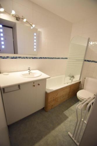 une salle de bain avec un lavabo, une baignoire et des toilettes dans l'établissement Résidence Le France - Studio 3 pers - LE FRANCE - PLAGNE CENTRE - lave-linge MAE-9004, à Aime La Plagne
