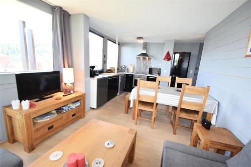 un salon avec une cuisine et une salle à manger dans l'établissement Résidence L'aconcagua - 3 Pièces 6/7 pers - WIFI - ACONCAGUA - PLAGNE CENTRE MAE-9204, à Aime La Plagne