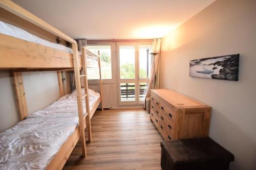 une chambre avec deux lits superposés et une fenêtre dans l'établissement Résidence L'aconcagua - 3 Pièces 6/7 pers - WIFI - ACONCAGUA - PLAGNE CENTRE MAE-9204, à Aime La Plagne
