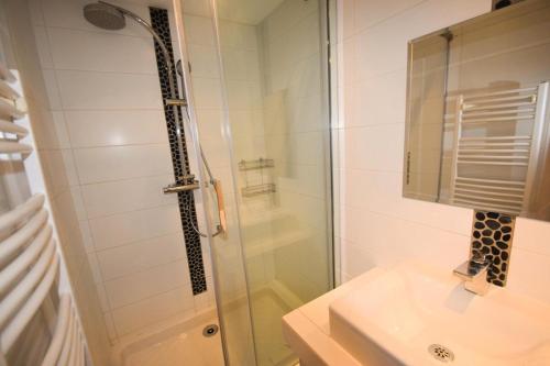 une salle de bain avec une douche en verre et un lavabo dans l'établissement Résidence L'aconcagua - 3 Pièces 6/7 pers - WIFI - ACONCAGUA - PLAGNE CENTRE MAE-9204, à Aime La Plagne