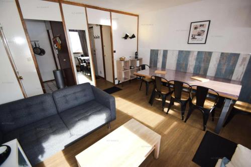 un salon avec un canapé, une table et des chaises dans l'établissement Résidence Les Ecrins - 3 Pièces 6 pers - LES ECRINS - PLAGNE CENTRE MAE-9284, à La Plagne Tarentaise