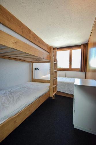 Ce dortoir comprend 2 lits superposés et un comptoir. dans l'établissement Résidence Les Ecrins - 3 Pièces 6 pers - LES ECRINS - PLAGNE CENTRE MAE-9284, à La Plagne Tarentaise