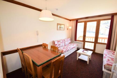 un salon avec une table et un canapé dans l'établissement Résidence Le Mont Soleil B - 2 pièces 5 Pers - LE MONT-SOLEIL B - PLAGNE SOLEIL MAE-9354, à Aime La Plagne