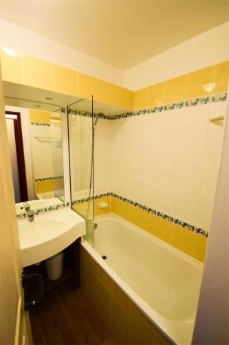 une salle de bain avec un lavabo, une baignoire et un miroir dans l'établissement Résidence Le Mont Soleil B - 2 pièces 5 Pers - LE MONT-SOLEIL B - PLAGNE SOLEIL MAE-9354, à Aime La Plagne