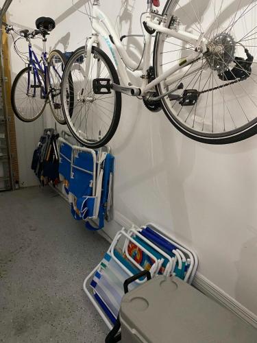 Montar en bicicleta en Luxury Family Beach Escape with Heated Pool and Putting Green o alrededores