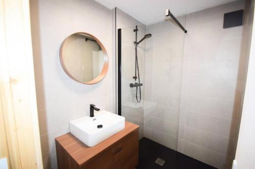 une salle de bain avec un lavabo et une douche avec un miroir dans l'établissement Résidence L'everest - 2 Pièces 5 pers - L'EVEREST - PLAGNE CENTRE MAE-9504, à Aime La Plagne