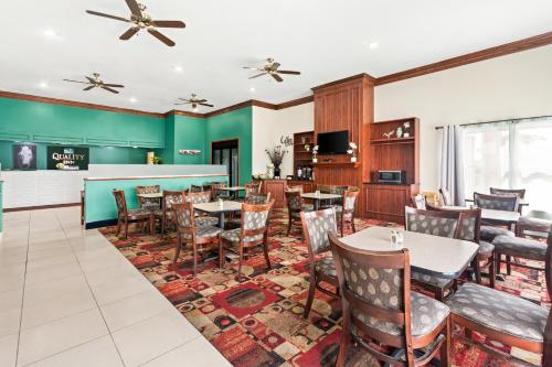 Телевизор и/или развлекательный центр в Quality Inn Dry Ridge