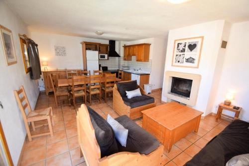 un salon avec un canapé et une table dans l'établissement Les Chalets Des Alpages - Chalet 8/10 pers - LES ALPAGES - PLAGNE SOLEIL - WIFI MAE-3534, à Aime La Plagne