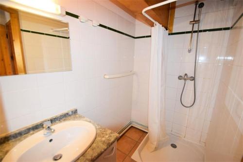 une salle de bain avec un lavabo et une douche dans l'établissement Les Chalets Des Alpages - Chalet 8/10 pers - LES ALPAGES - PLAGNE SOLEIL - WIFI MAE-3534, à Aime La Plagne