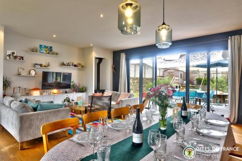 une salle à manger avec une table et des verres à vin dans l'établissement Magnifique demeure à 15 min des plages 12 adultes, à Saint-Renan