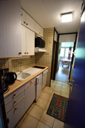 une cuisine avec un évier et un plan de travail dans l'établissement Résidence Aime 2000 - Studio 3/4 pers. 4 couchages PLAGNE AIME 2000 MAE-8404, à Aime La Plagne