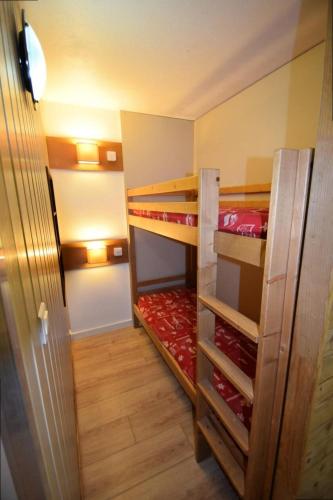 une petite pièce avec deux lits superposés dans l'établissement Résidence Aime 2000 - Studio 3/4 pers. 4 couchages PLAGNE AIME 2000 MAE-8404, à Aime La Plagne