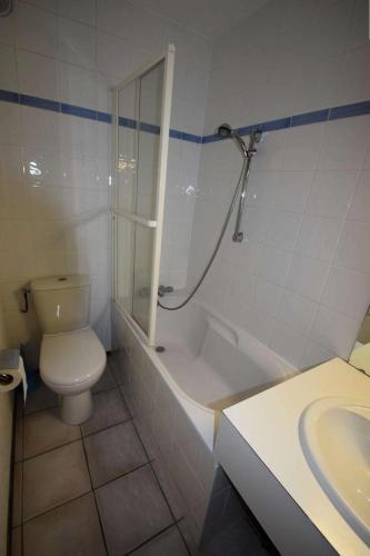 une salle de bain avec toilettes, douche et lavabo dans l'établissement Résidence Aime 2000 - Studio 3/4 pers. 4 couchages PLAGNE AIME 2000 MAE-8404, à Aime La Plagne