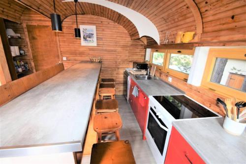 Una vista interior de una cocina en una casa pequeña. en Chalet Schi Jaacas - Chalet SCHI JAACAS - 8/10 pers - PLAGNE CENTRE MAE-8424, en Aime La Plagne