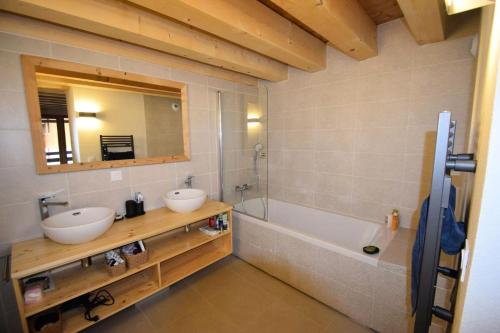 a bathroom with two sinks and a tub and a mirror at Résidence Alpine Loft - 5 Pièces 10 pers- HAUT DE GAMME - ALPINE LOFT - 10ALPI-PLAGNE CENTRE MAE-2634 in Aime La Plagne