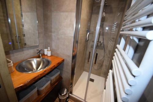 a bathroom with a sink and a shower at Résidence Les Arolles - 2 Pièces 4 pers - LES AROLLES - PLAGNE CENTRE - WIFI MAE-7934 in Aime La Plagne