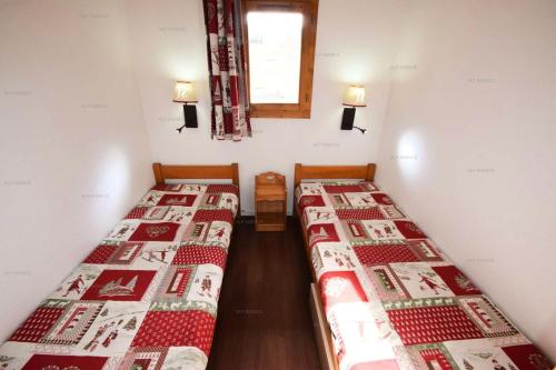 deux lits dans une petite pièce avec une fenêtre dans l'établissement Résidence Le Cervin - 2 pièces 4 pers- WIFI- Le CERVIN- PLAGNE SOLEIL MAE-7724, à Aime La Plagne
