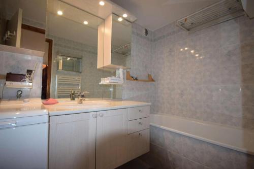 une salle de bain avec un lavabo et une baignoire dans l'établissement Résidence La Meije - Studio cabine 4/5 pers - LE MEIJE- PLAGNE CENTRE MAE-3044, à Aime La Plagne