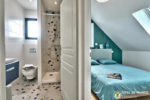 Cette chambre comprend un lit et une salle de bains pourvue d'une douche. dans l'établissement 4 minutes à pieds de la plage., au Conquet