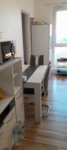 un bureau avec un bureau blanc et une table dans l'établissement Caen la mer, à Caen