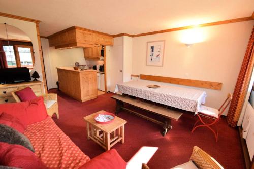 - un salon avec un lit au milieu dans l'établissement Résidence Les Ecrins - 3 Pièces 6/7 pers - LES ECRINS - PLAGNE CENTRE - Plein cœur de station MAE-1684, à La Plagne Tarentaise