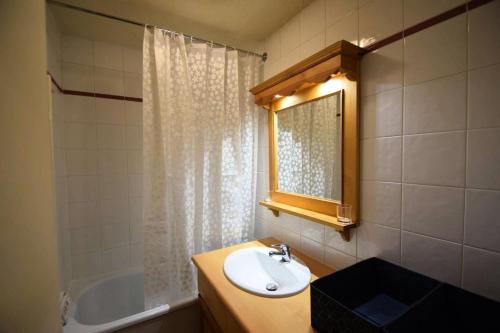 une salle de bain avec un lavabo et une baignoire dans l'établissement Résidence Les Ecrins - 3 Pièces 6/7 pers - LES ECRINS - PLAGNE CENTRE - Plein cœur de station MAE-1684, à La Plagne Tarentaise