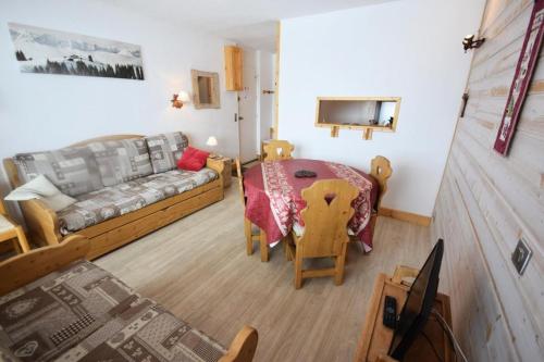 un salon avec un canapé et une table dans l'établissement Résidence Le Belvedere - 2 Pièces 5 pers - LE BELVEDERE - PLAGNE VILLAGES MAE-1714, à Aime La Plagne