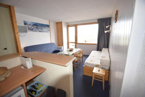 Cette petite chambre comprend une cuisine et un salon. dans l'établissement Résidence Le Squaw Valley - Studio cabine 3/4 pers - LE SQUAW VALLEY - PLAGNE VILLAGES MAE-1544, à Aime La Plagne