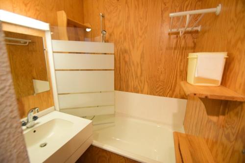 une salle de bain avec un lavabo, une baignoire et des toilettes dans l'établissement Résidence Le Squaw Valley - Studio cabine 3/4 pers - LE SQUAW VALLEY - PLAGNE VILLAGES MAE-1544, à Aime La Plagne