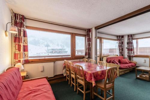 une pièce avec une table, des chaises et une fenêtre dans l'établissement Résidence La Meije - 2 Pièces divisible 6 pers - LA MEIJE - PLAGNE CENTRE MAE-1924, à Aime La Plagne