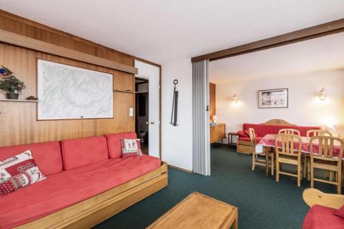 - un salon avec un canapé rouge et une salle à manger dans l'établissement Résidence La Meije - 2 Pièces divisible 6 pers - LA MEIJE - PLAGNE CENTRE MAE-1924, à Aime La Plagne