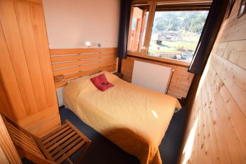 une petite pièce avec un lit et une fenêtre dans l'établissement Résidence Le Jannu - 2 Pièces 5 pers - LE JANNU - PLAGNE CENTRE MAE-8974, à Aime La Plagne