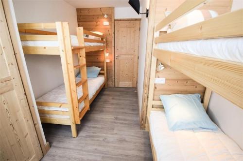 - une chambre avec lits superposés dans une auberge de jeunesse dans l'établissement Résidence Les Ecrins - 3 Pièces 6/7 pers - WIFI - LES ECRINS - PLAGNE CENTRE MAE-9314, à La Plagne Tarentaise
