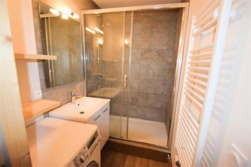 une salle de bain avec une douche, des toilettes et un lavabo dans l'établissement Résidence Les Ecrins - 3 Pièces 6/7 pers - WIFI - LES ECRINS - PLAGNE CENTRE MAE-9314, à La Plagne Tarentaise