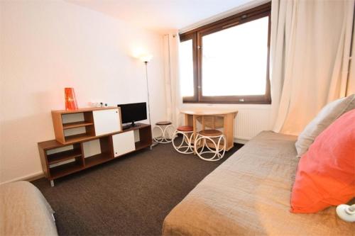 une chambre avec un lit, un bureau et une fenêtre dans l'établissement Résidence Le France - Studio pour 3 Personnes 324, à Aime La Plagne
