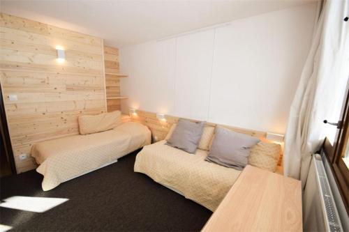 une petite chambre avec deux lits et une fenêtre dans l'établissement Résidence Le France - Studio 2 pers LE FRANCE - PLAGNE CENTRE MAE-9334, à Aime La Plagne