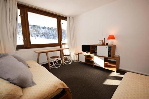 une chambre avec un lit, un bureau et une fenêtre dans l'établissement Résidence Le France - Studio 2 pers LE FRANCE - PLAGNE CENTRE MAE-9334, à Aime La Plagne