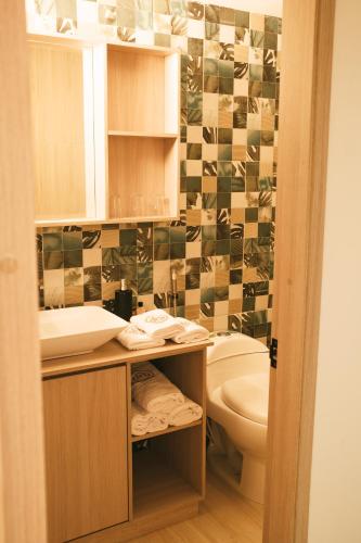 a bathroom with a sink and a toilet at drb Suites in Cali