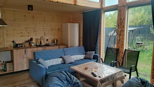 een woonkamer met een blauwe bank en een tafel bij Giarants in Sagmosavan