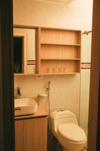 a small bathroom with a toilet and a sink at drb Suites in Cali