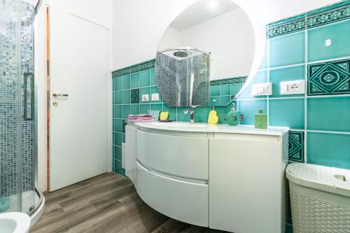 un bagno con vasca, lavandino e specchio di Villa Stella Marina a Riccione