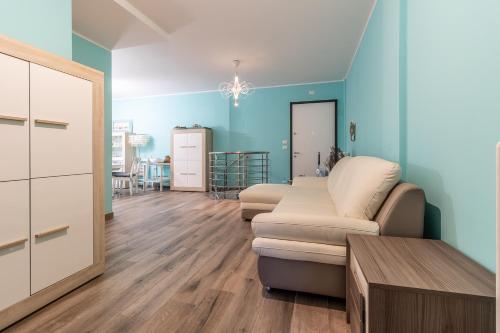 un soggiorno con un divano e un tavolo di Villa Stella Marina a Riccione