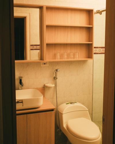 a bathroom with a toilet and a sink at drb Suites in Cali