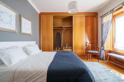 a bedroom with a large bed and a closet at Apartamento T1 Charme, condomínio perto de Pombal in Pombal