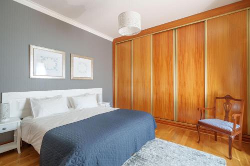 a bedroom with a large bed and a chair at Apartamento T1 Charme, condomínio perto de Pombal in Pombal