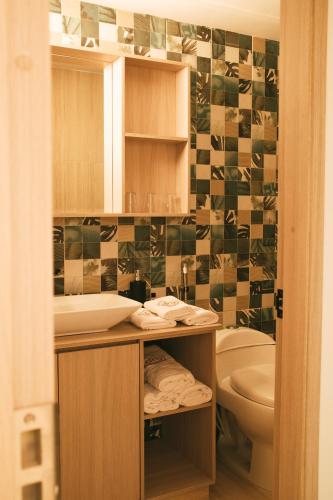 a bathroom with a sink and a toilet at drb Suites in Cali